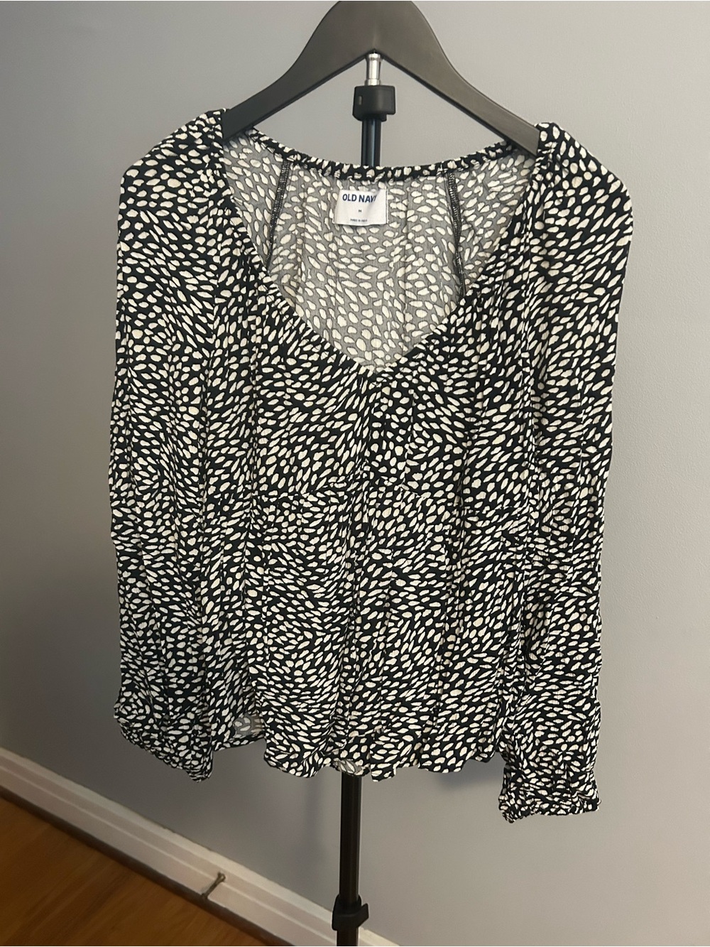 Old Navy Black & White V-Neck Printed Blouse